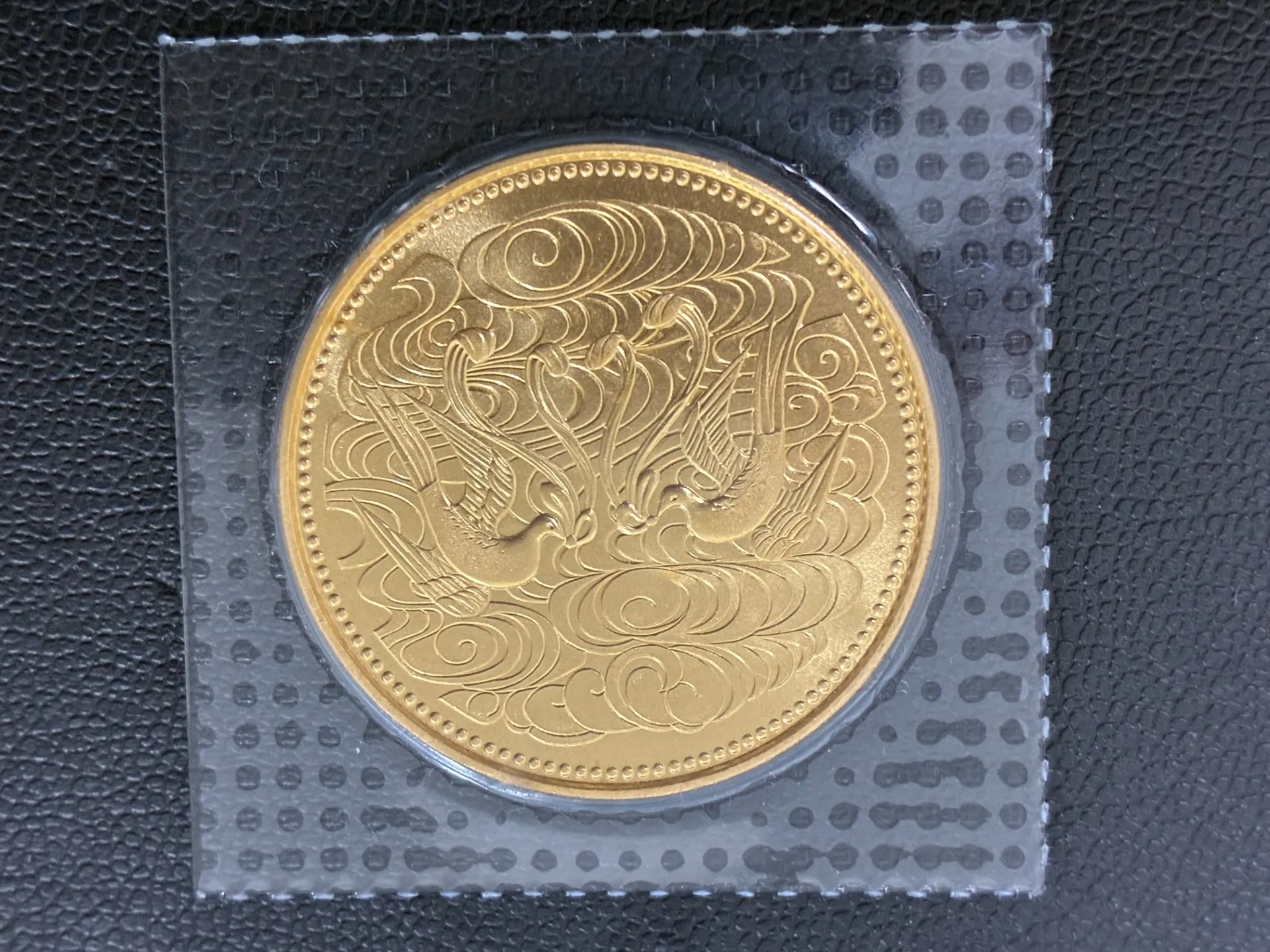 【入間市新久】10万円金貨が額面以上に！天皇陛下御在位60年記念金貨をお買取｜金高騰の今が売り時