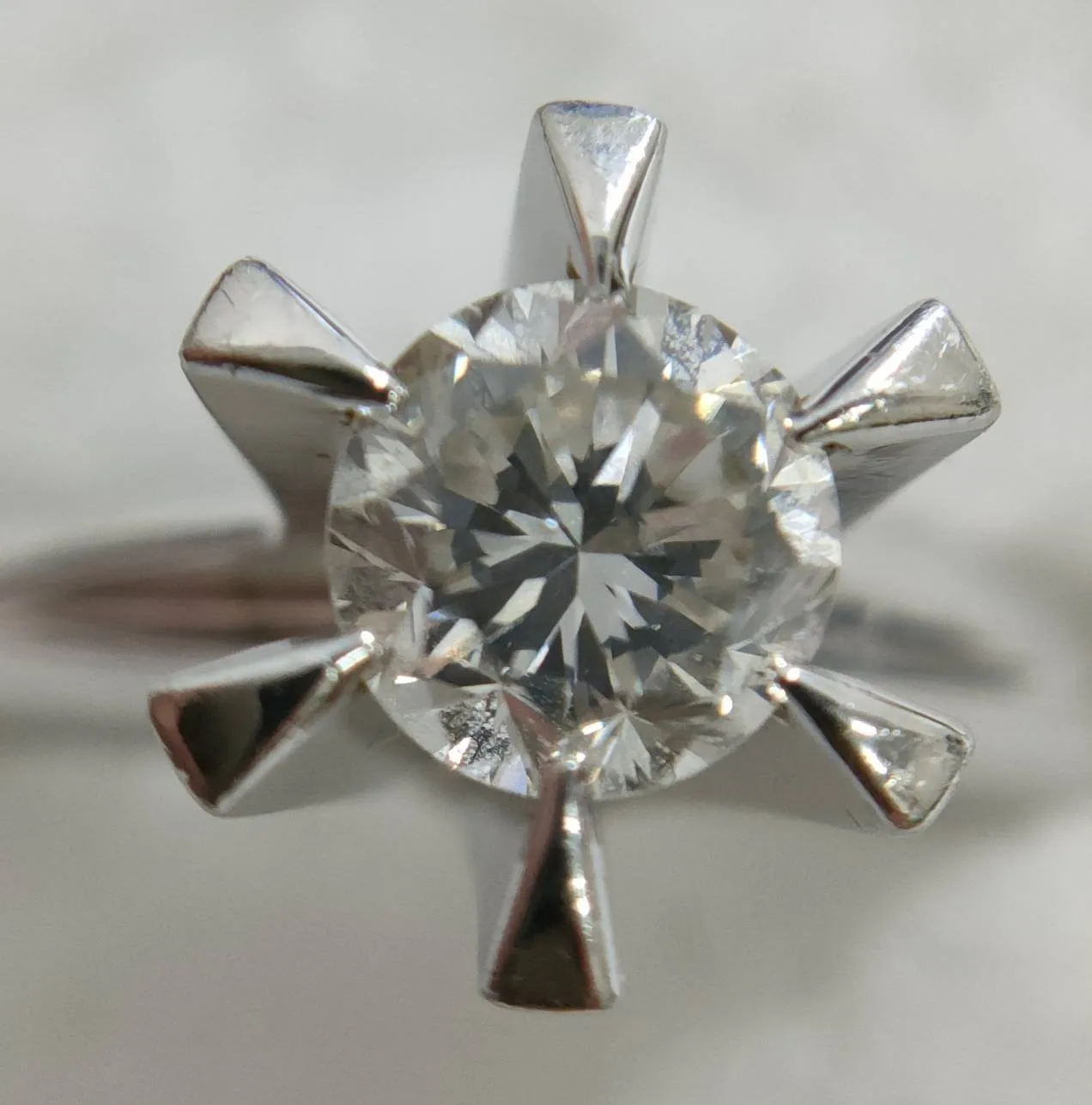 【入間市上藤沢】0.5ctダイヤモンドリング(Pt900)を高価買取!大粒ダイヤの価値を正しく見極めます