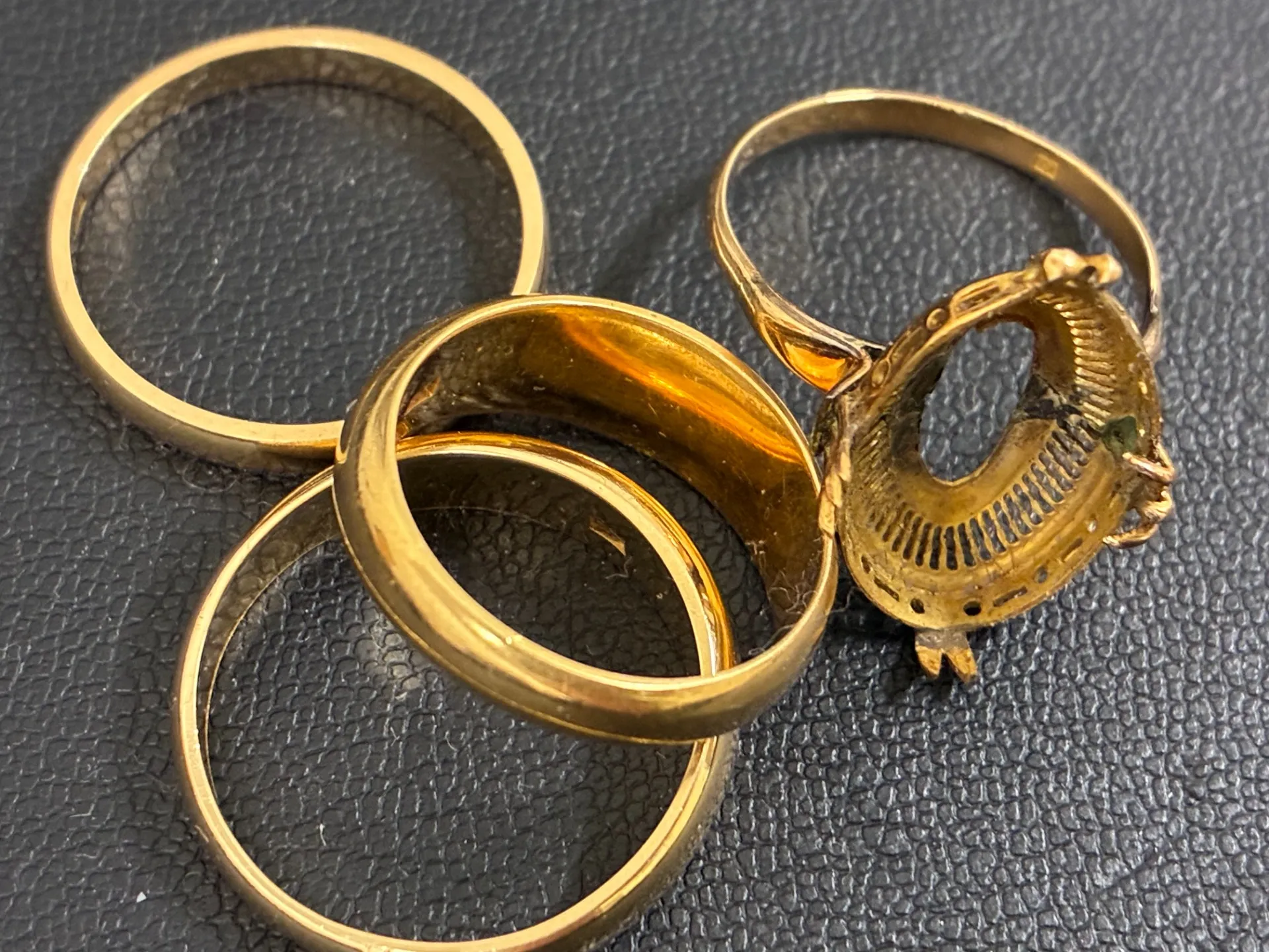 【所沢市・金買取】歴史的高騰の今が売り時！石の取れた金の指輪をまとめて最高値でお買取！